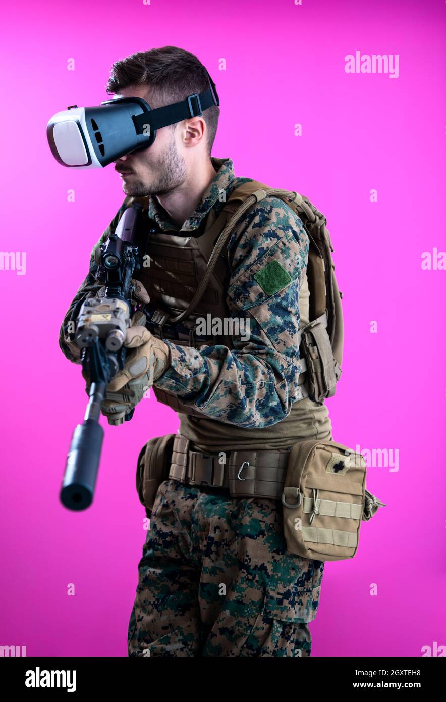 Modern Warfare soldato futuristico in battaglia con vr occhiali per realtà virtuale Foto Stock