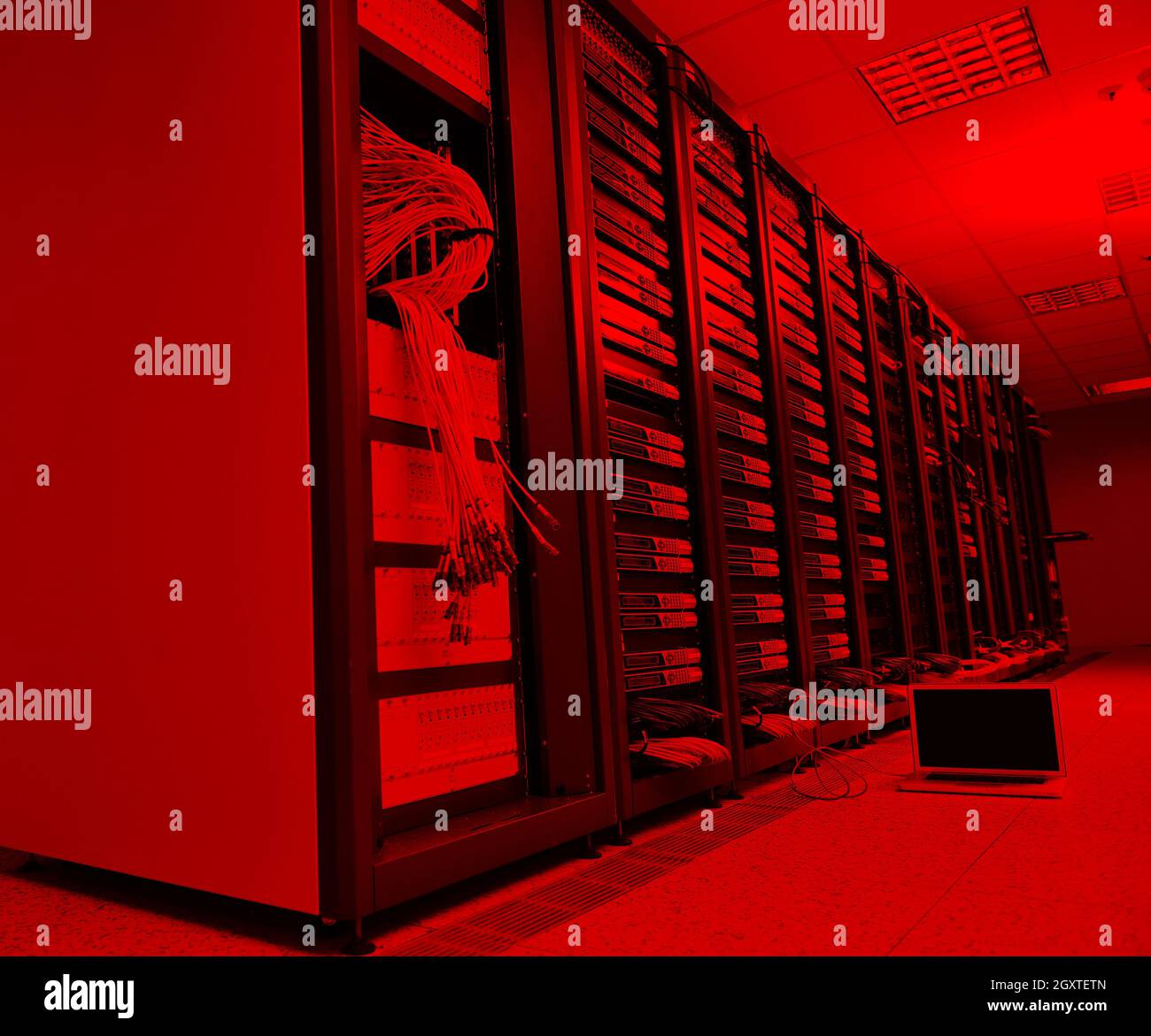 Il moderno alluminio sottile computer portatile alla rete di server room che rappresentano il concetto di controllo e di accesso remoto e il supporto Foto Stock