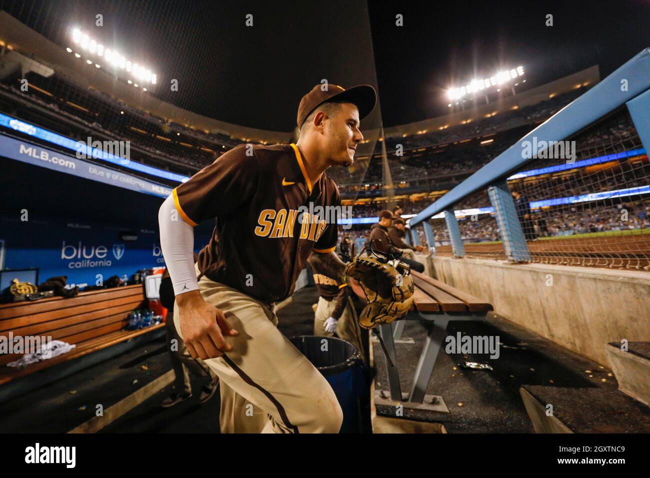 Il terzo baseman Manny Machado di San Diego Padres (13) prende il campo durante una partita di stagione regolare della MLB contro i Los Angeles Dodgers, mercoledì, settembre Foto Stock