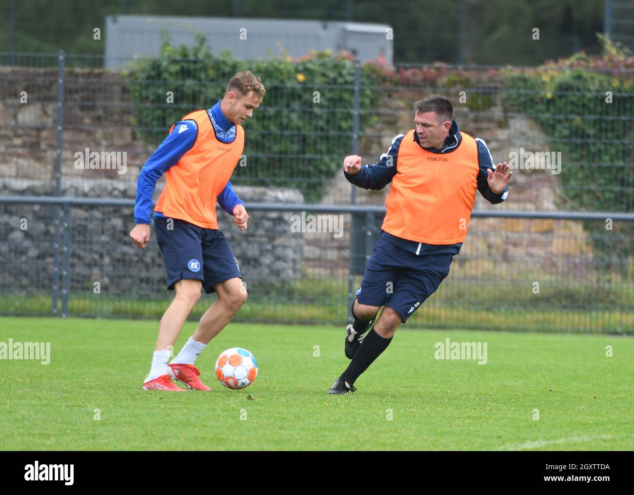 Allenarsi a Karlsruher SC con il Co Zlatan Bajramovic e i giocatori di prova Ricardo van Rhijn und Daniele Opare Foto Stock