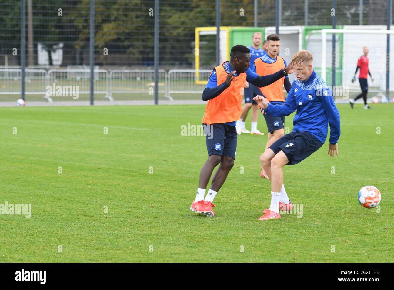 Allenarsi a Karlsruher SC con il Co Zlatan Bajramovic e i giocatori di prova Ricardo van Rhijn und Daniele Opare Foto Stock