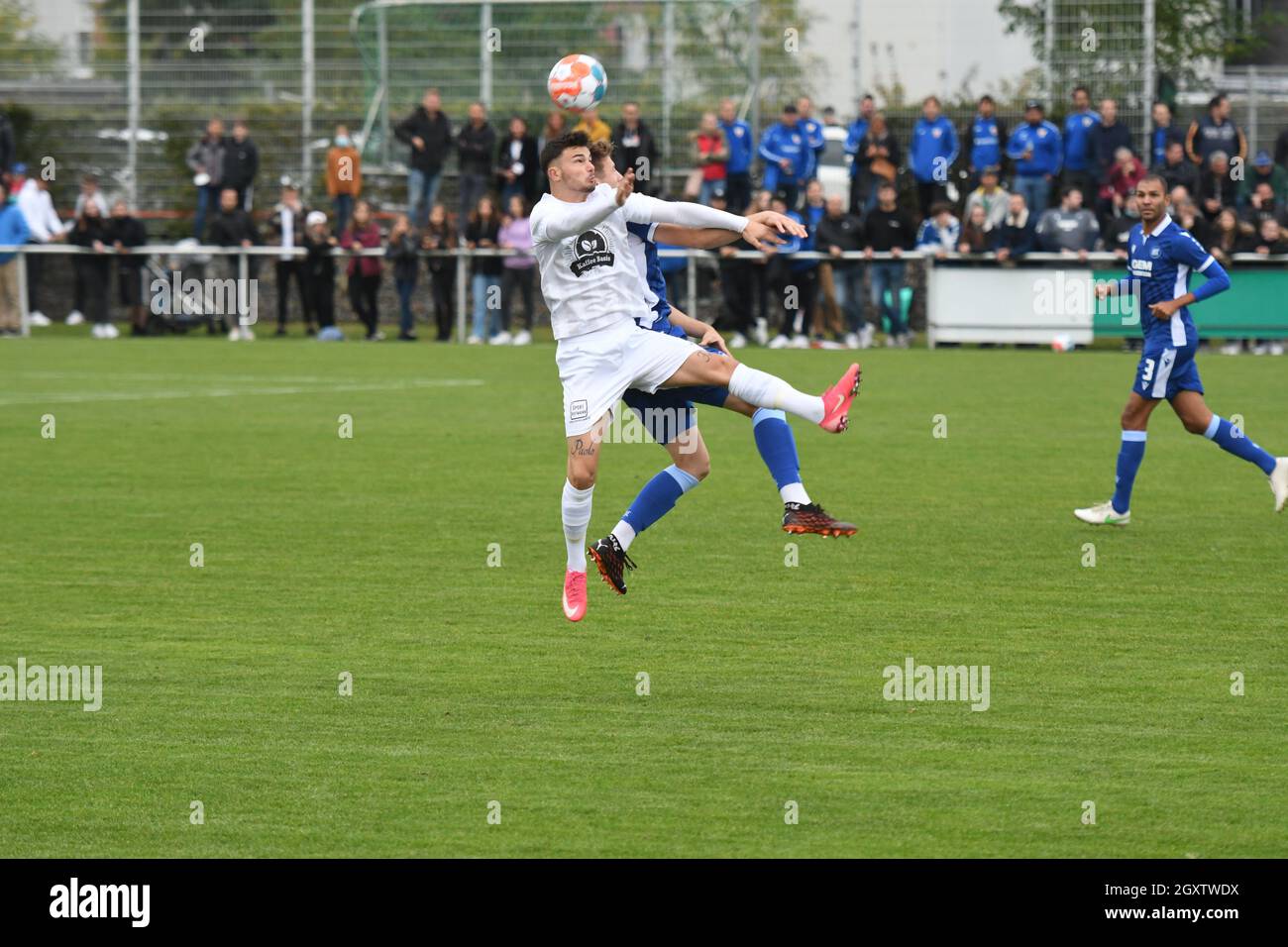 Benefici partita karlsruher SC secondo campionato club KSC Tino Hodzic squadra Karlsruhe Kirchfeld 5. ottobre 2021 Foto Stock