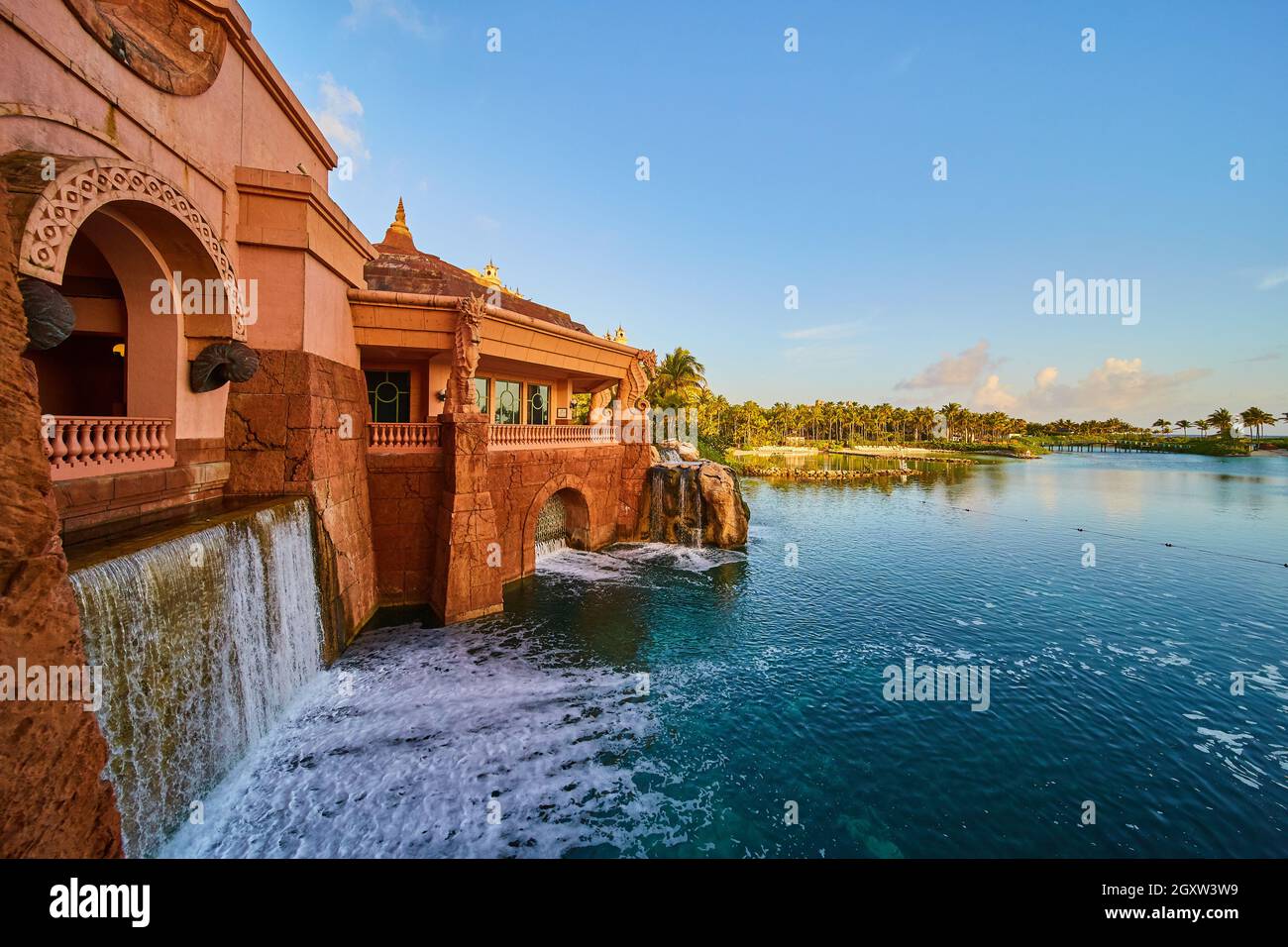 Tropici con architettura del tempio e statue di cavallucci marini e cascata nello stagno Foto Stock