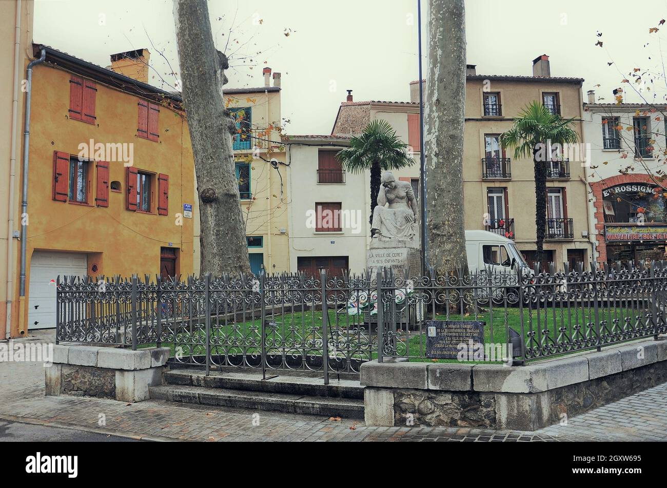 La città Céret si trova nei Pirenei orientali nella regione dell'Occitania, Francia. Foto Stock