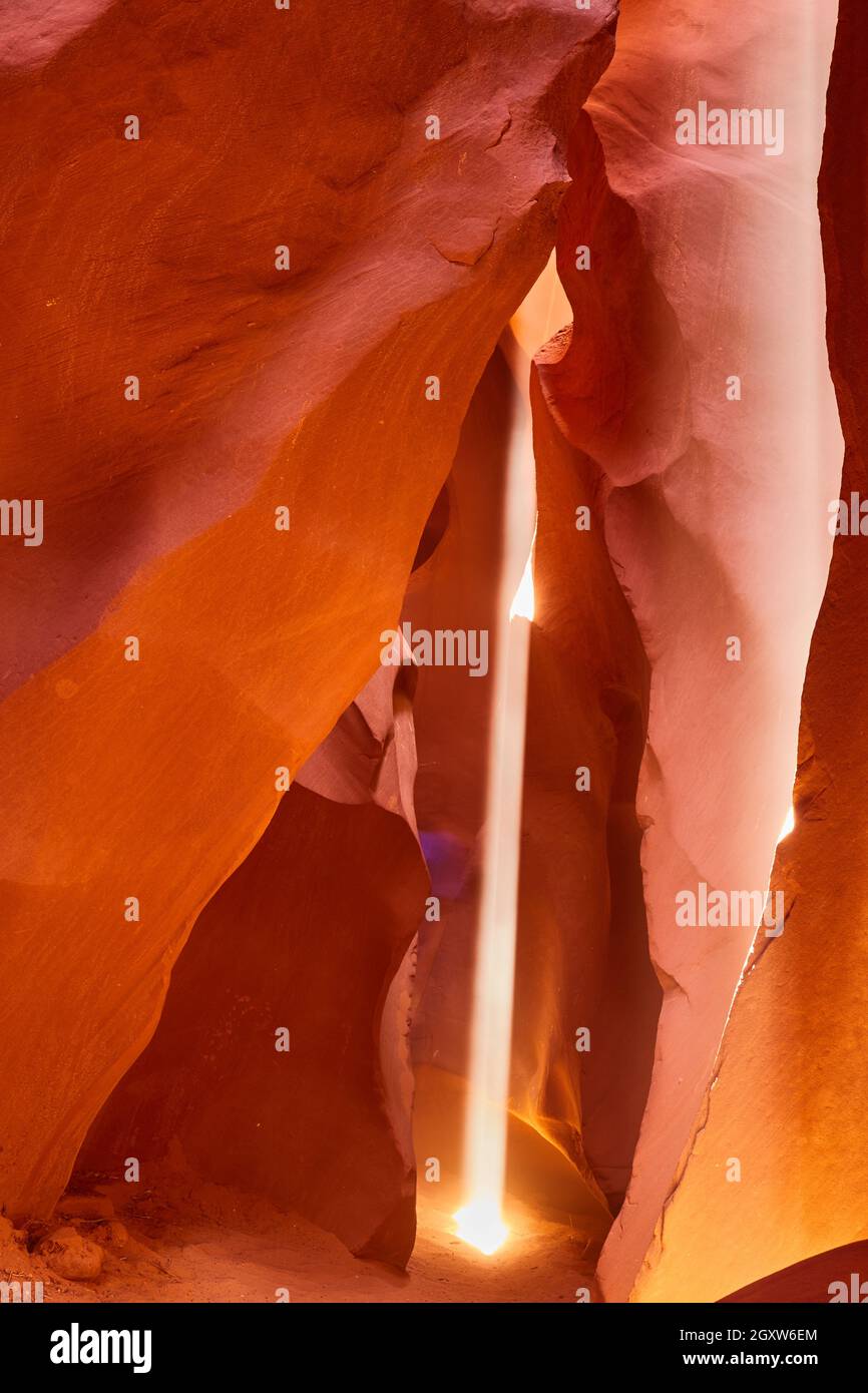 Lancia di luce dorata attraverso un canyon arancione Foto Stock