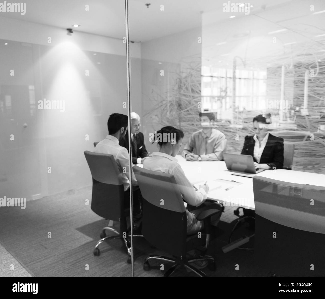 La gente di affari gruppo su incontro al moderno ufficio di avvio, senior l uomo come leader cercando su tablet portatile e presentazione del suo team Foto Stock