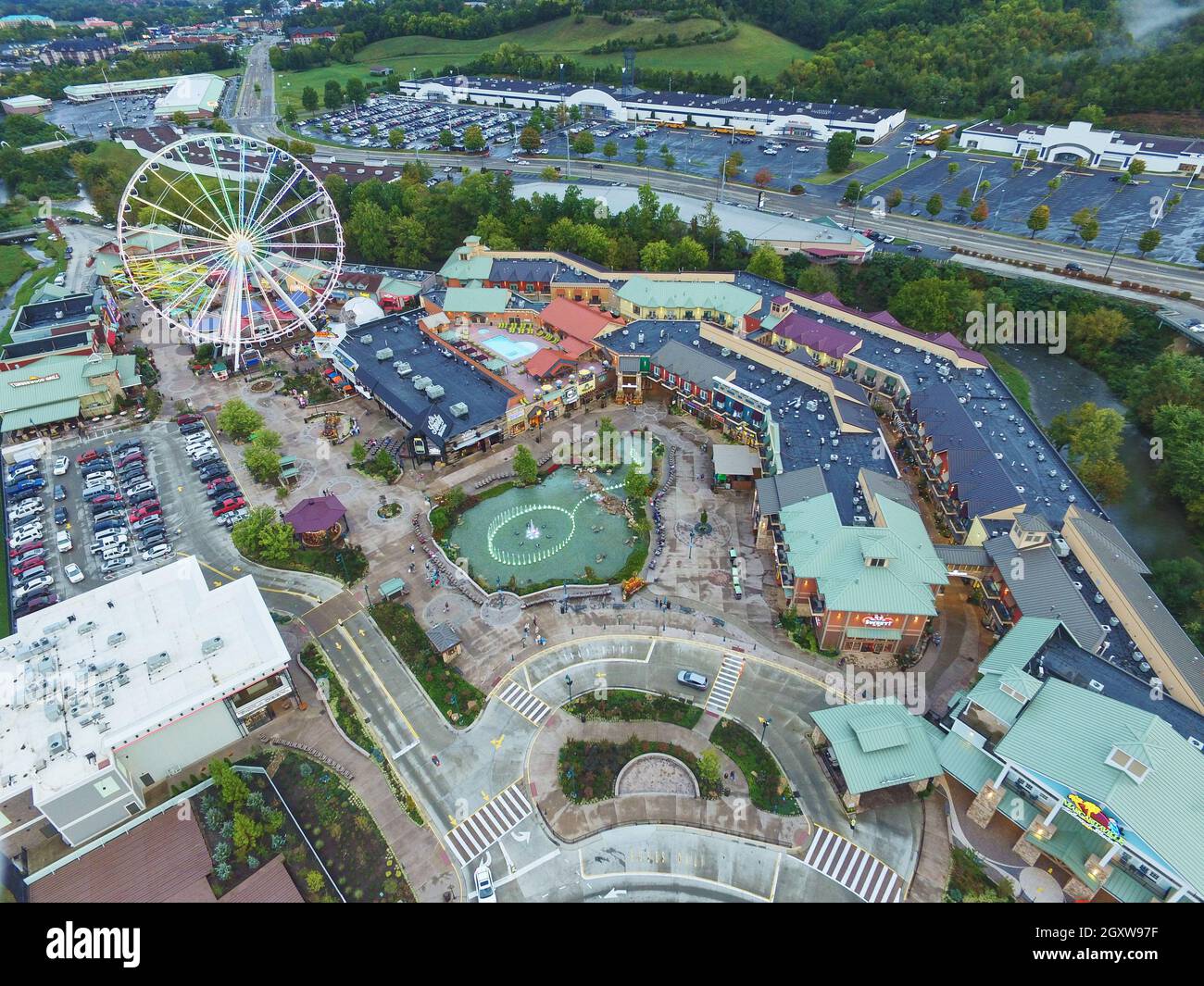 Vista aerea di un vivace parco a tema in Tennessee con ruota panoramica e alberi sullo sfondo Foto Stock