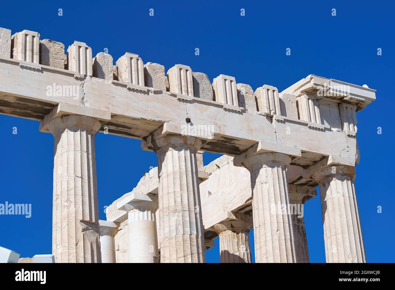 Il Partenone è un antico tempio greco costruito sull'Acropoli di Atene. È  realizzato in marmo Pentelico bianco ed è dedicato alla dea Atena Foto  stock - Alamy