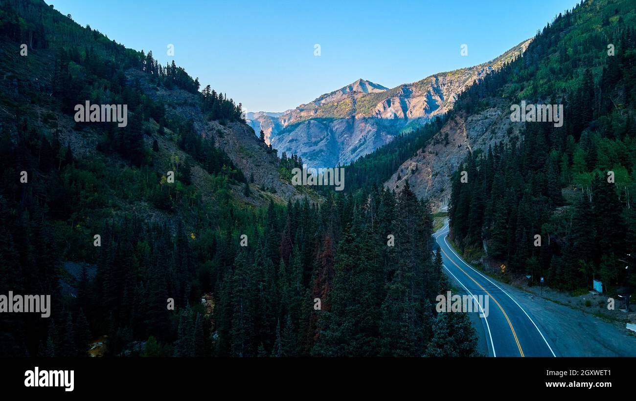 Strada pericolosa che si snoda attraverso la valle di montagna sul bordo Foto Stock