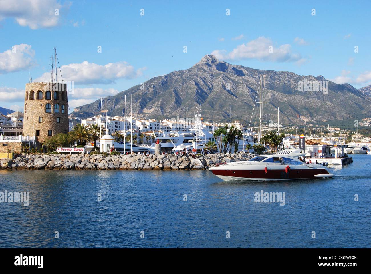 Ingresso del porto con la torre di guardia a sinistra e la Concha al centro, Puerto Banus, Marbella, Spagna. Foto Stock