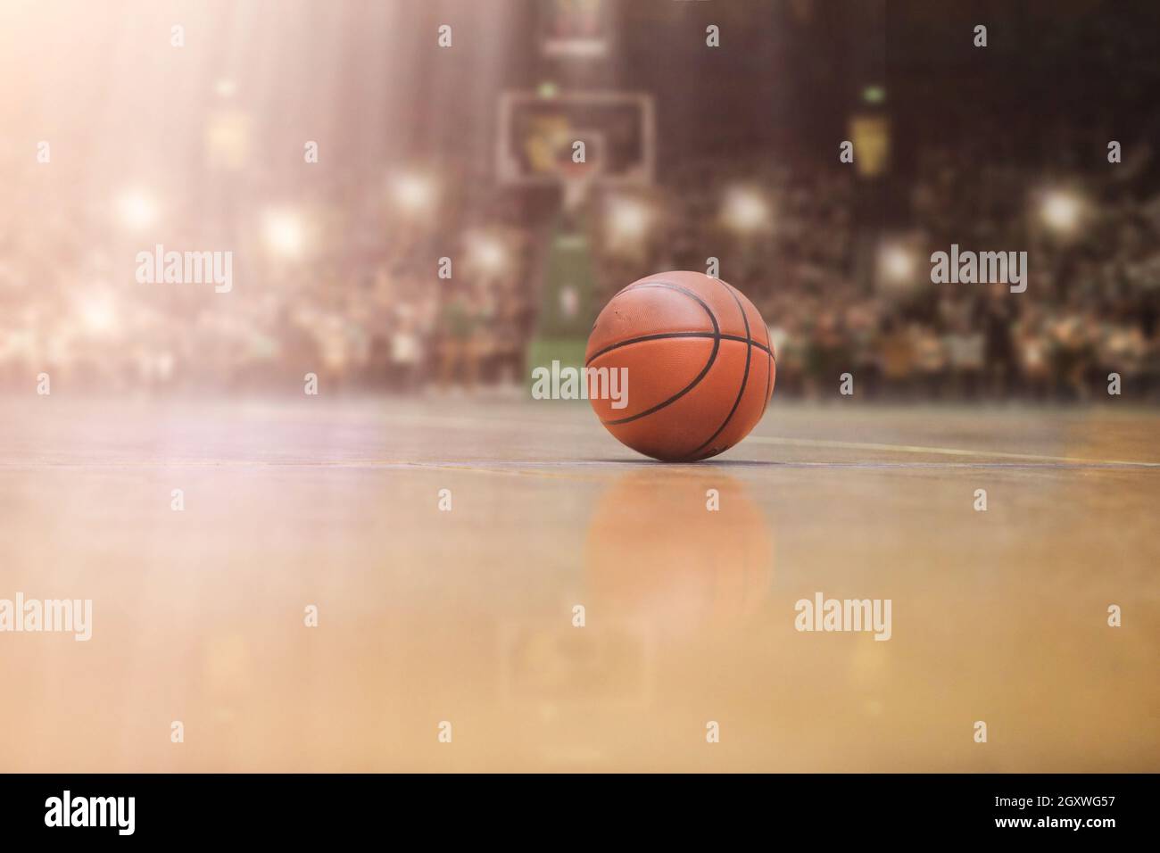 Palla da basket, tavola e rete di fronte alla grande e moderna arena di basket Foto Stock