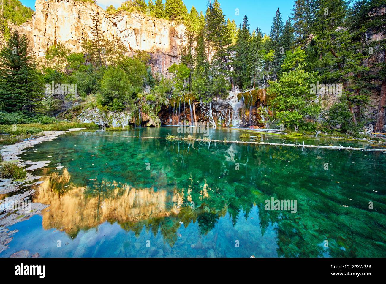 Lago sospeso con acqua teale e cascate in montagna Foto Stock