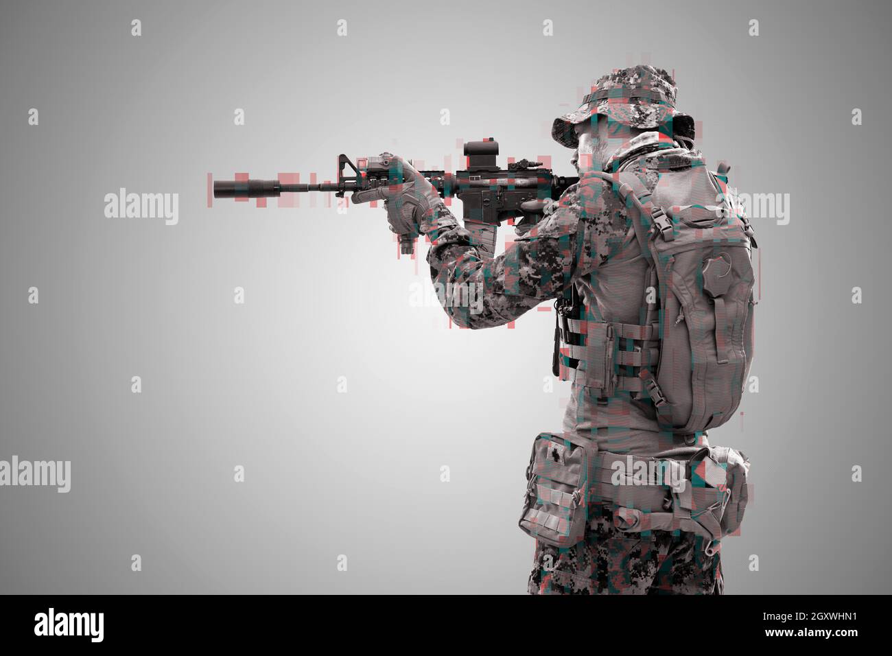Modern Warfare american marines soldato puntando su laseer vista ottica in posizione di combattimento e ricerca di bersaglio effetti spuri Foto Stock
