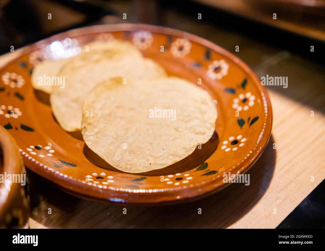 Tre gusci di tostada messicani tradizionali su un piatto di argilla fatto a mano Foto Stock
