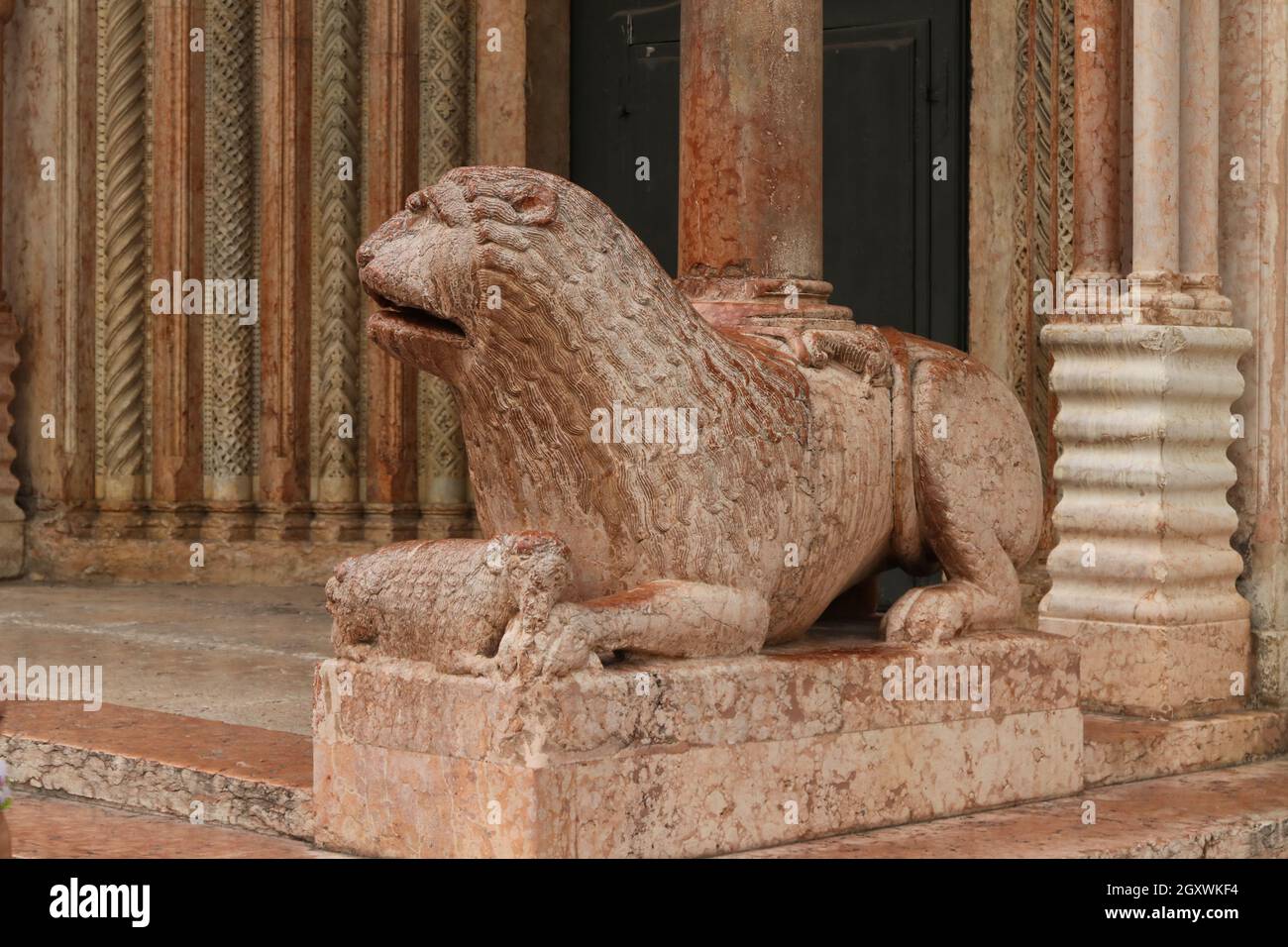 Cattedrale di Modena, porta Regia, dettaglio, leone in marmo rosso, patrimonio dell'umanità, Emilia Romagna, Italia Foto Stock