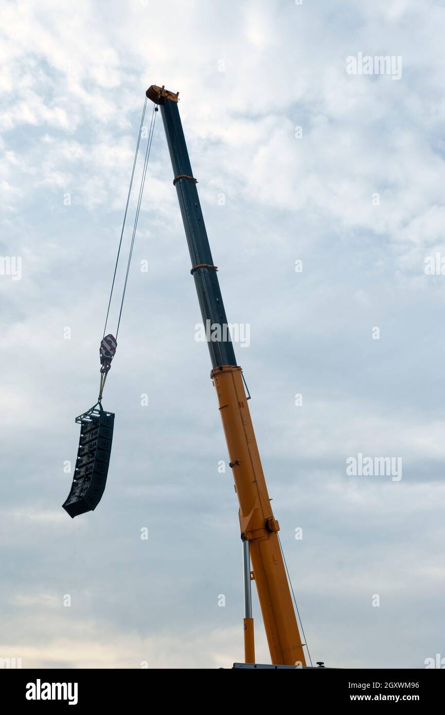 Grandi diffusori appesi su una grande gru al concerto all'aperto Foto Stock
