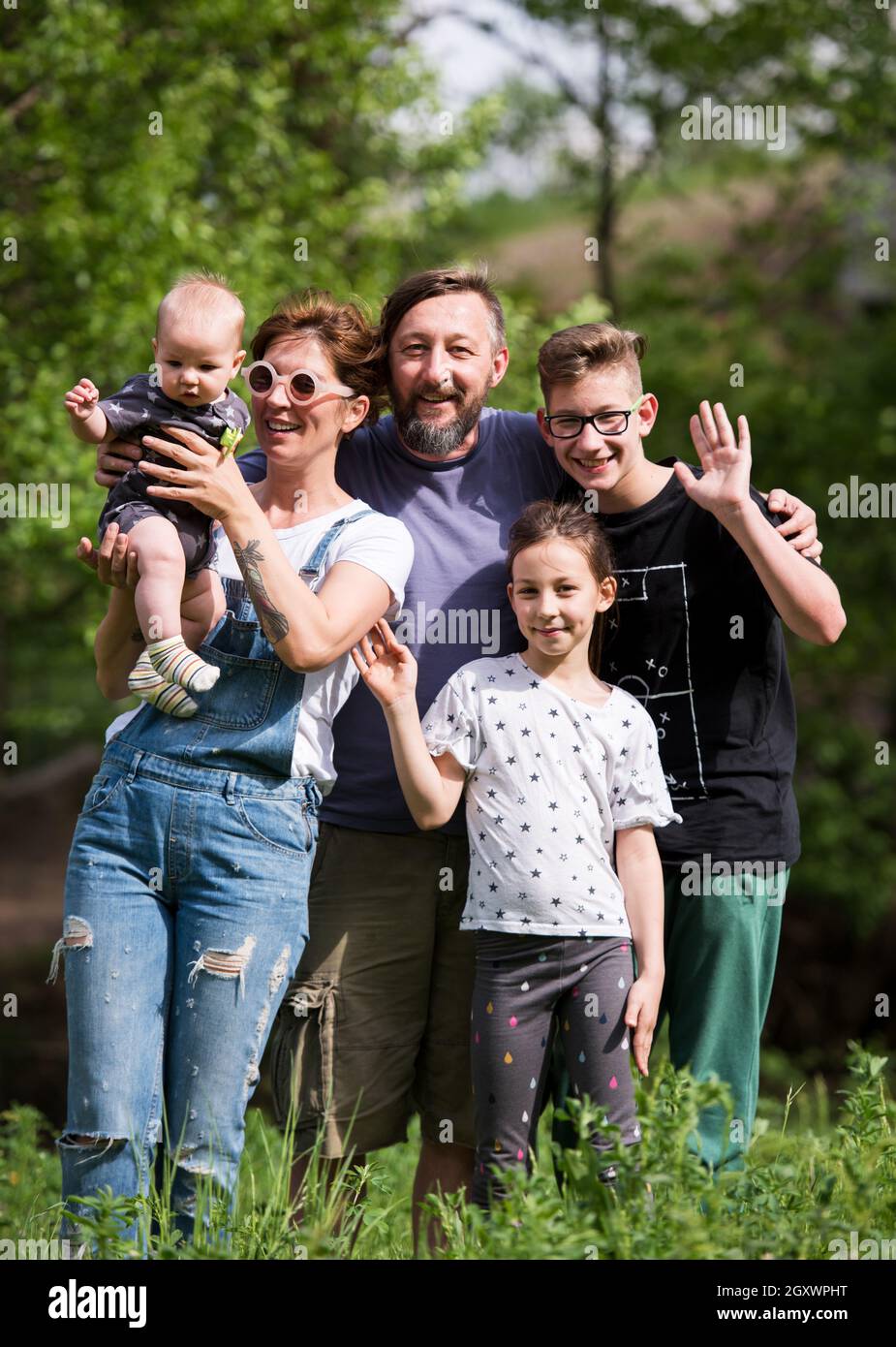 Ritratto di felice giovani tanga grande famiglia pur avendo attrezzate e tempo di divertimento nella natura Foto Stock