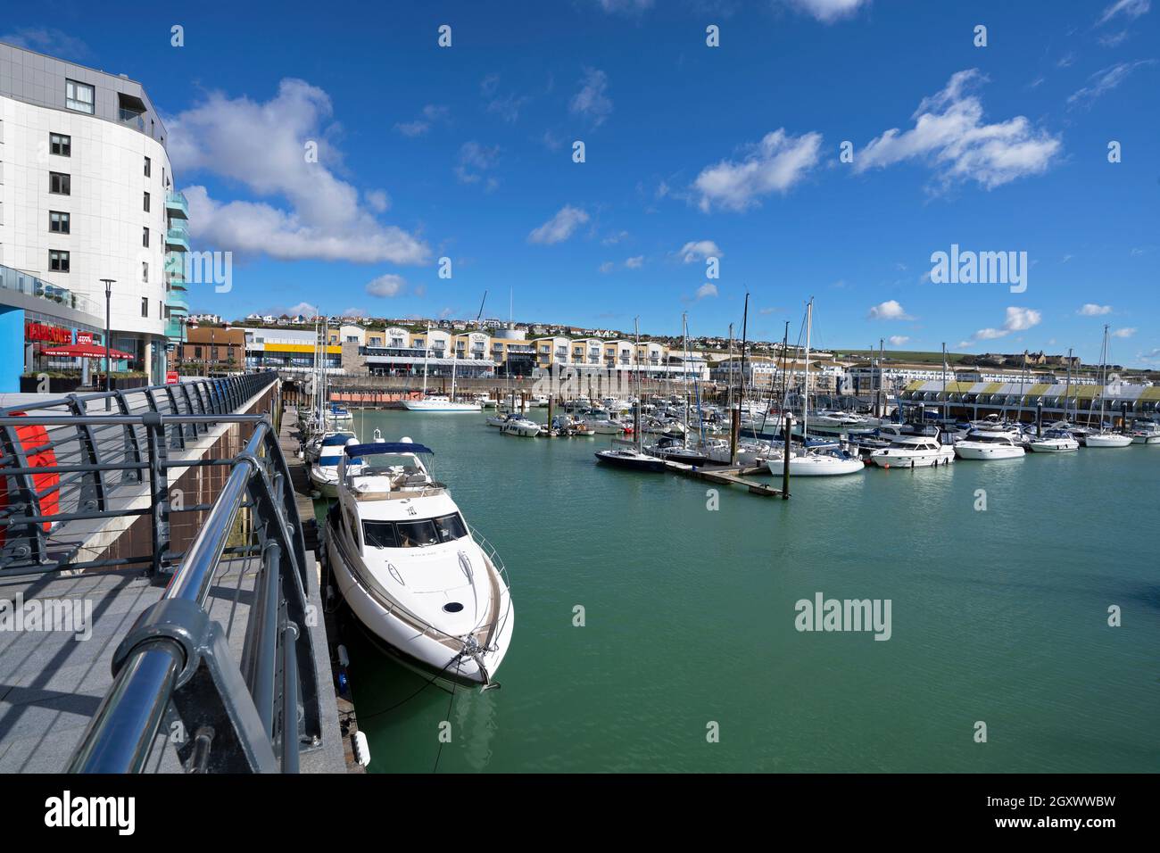 Appartamenti e yacht ormeggiati a Brighton Marina, Brighton, East Sussex, Inghilterra, Regno Unito Foto Stock