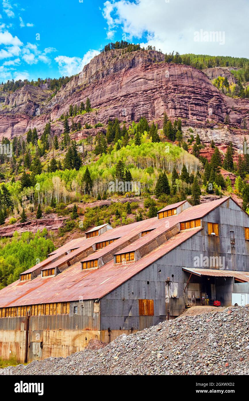 Edificio minerario in montagna vicino autunno Foto Stock