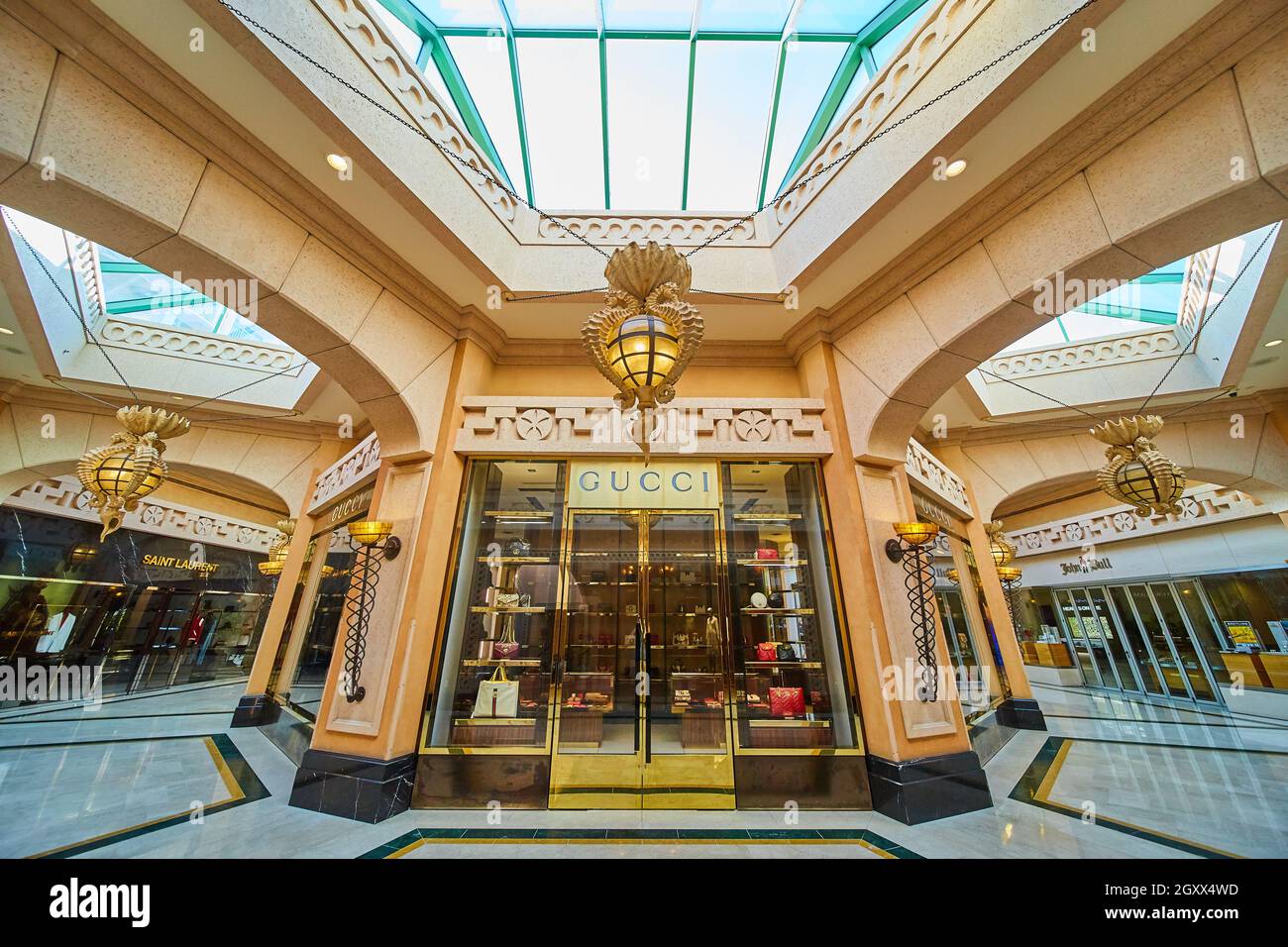 Centro commerciale con tettoie per Gucci e negozi di lusso Foto Stock