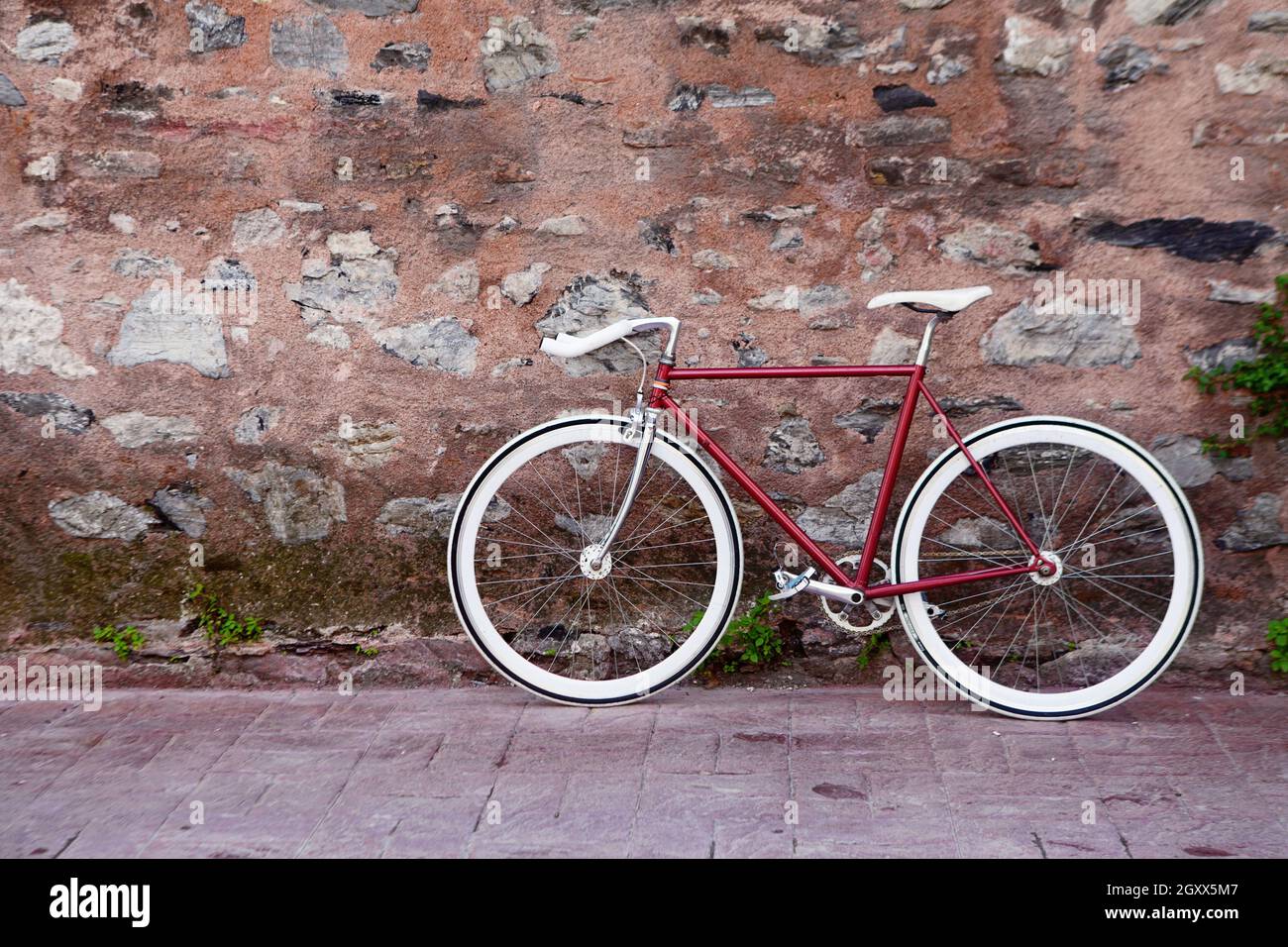 Bicicletta appoggiata al muro di pietra immagini e fotografie stock ad alta  risoluzione - Alamy