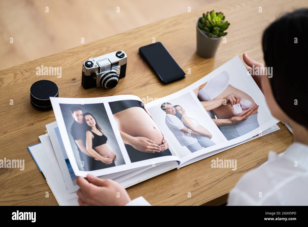 Guarda l'album fotografico della famiglia. Libro di memoria Foto Stock