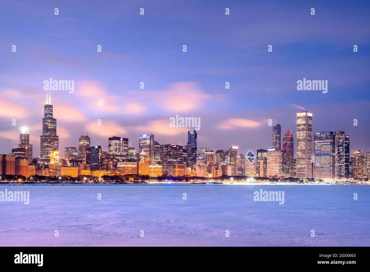 Skyline della città e lago ghiacciato Michigan in inverno, Chicago, Illinois, Stati Uniti Foto Stock