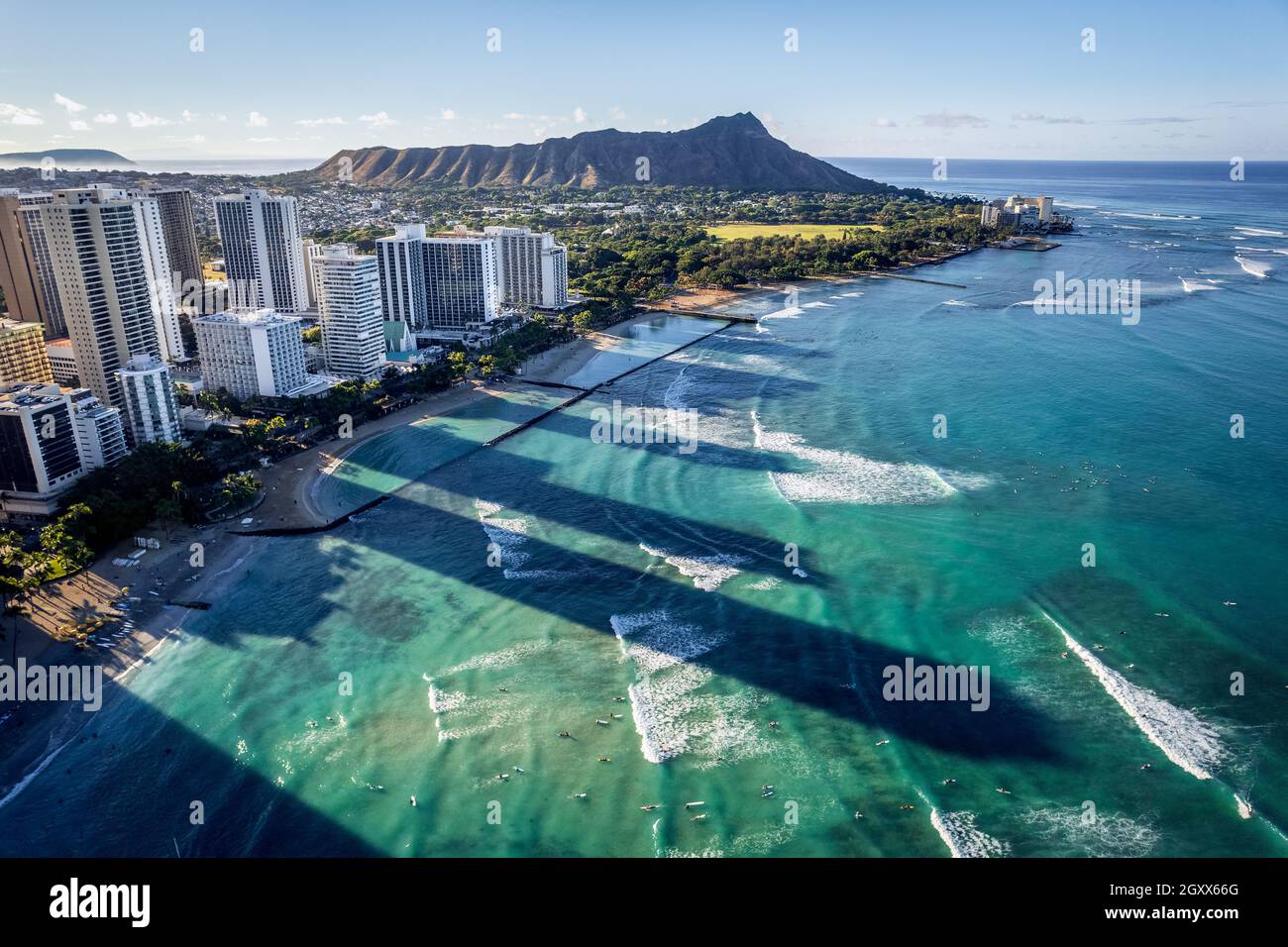Ombre di grattacieli nell'Oceano Pacifico, Waikiki Beach, Oahu, Hawaii, USA Foto Stock