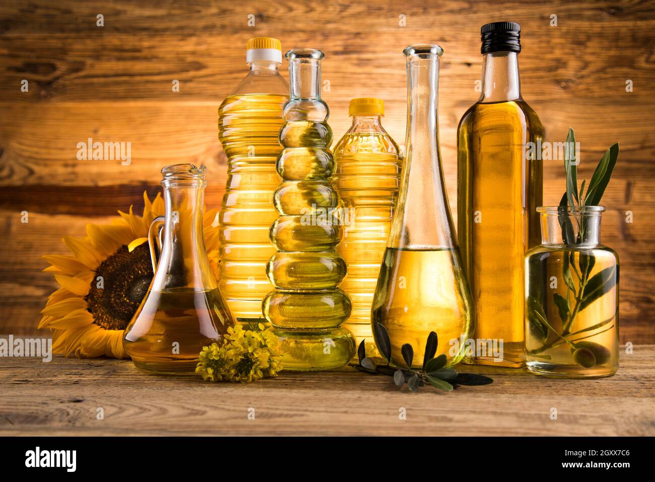 La cottura di cibi e prodotti di olio extra vergine di oliva, olio di semi  di girasole, olio di semi di colza Foto stock - Alamy