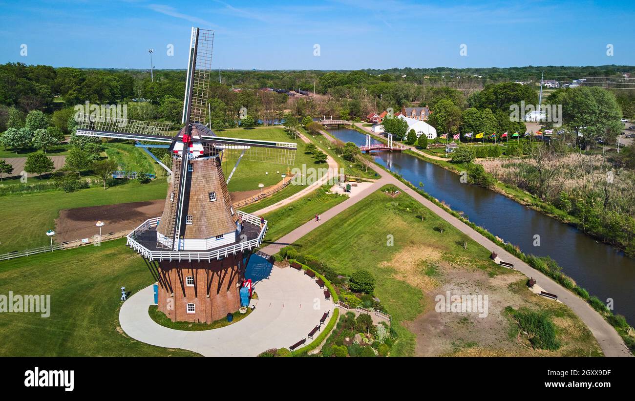 Bella mulinello aereo vicino al fiume con campi verdi Foto Stock
