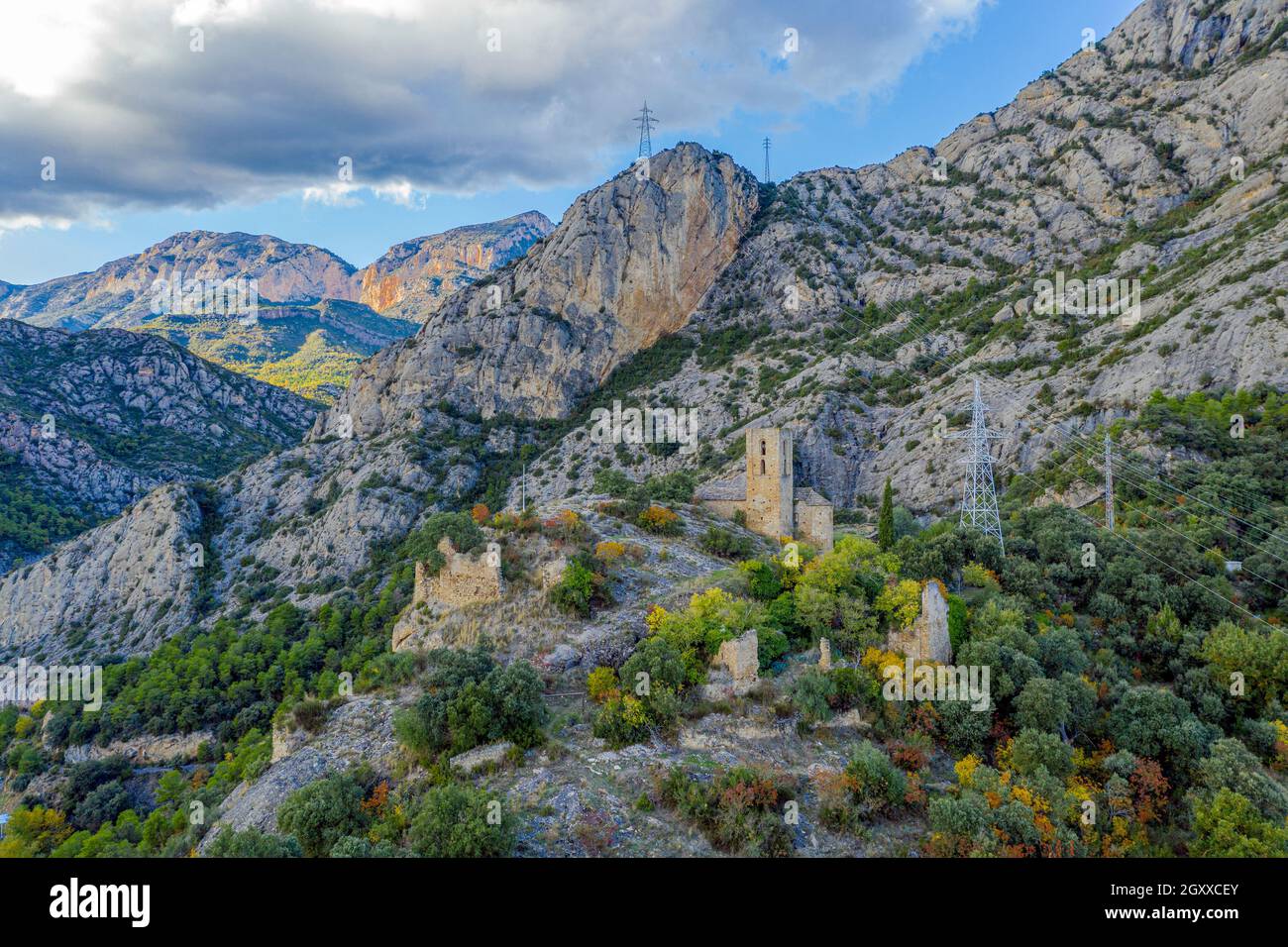 La chiesa di Sant Andreu del Castell de Tona, nella regione catalana di Osona. Accanto ad essa si trovano i resti del vecchio castello. Foto Stock