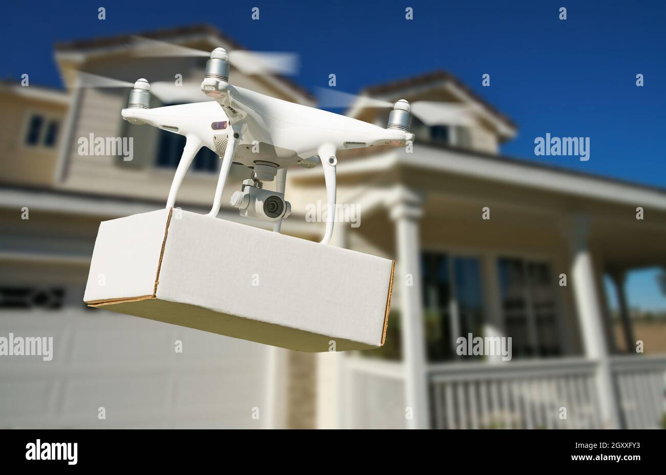 Velivoli senza pilota sistema (UAV) Quadcopter Drone pacchetto di  erogazione a casa Foto stock - Alamy