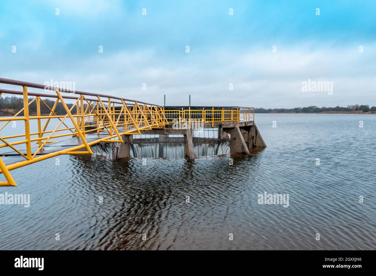 La diga sul fiume. Funzione di aspirazione dell'acqua per limitare il flusso di acqua. Costruzione di calcestruzzo metallico. Foto Stock