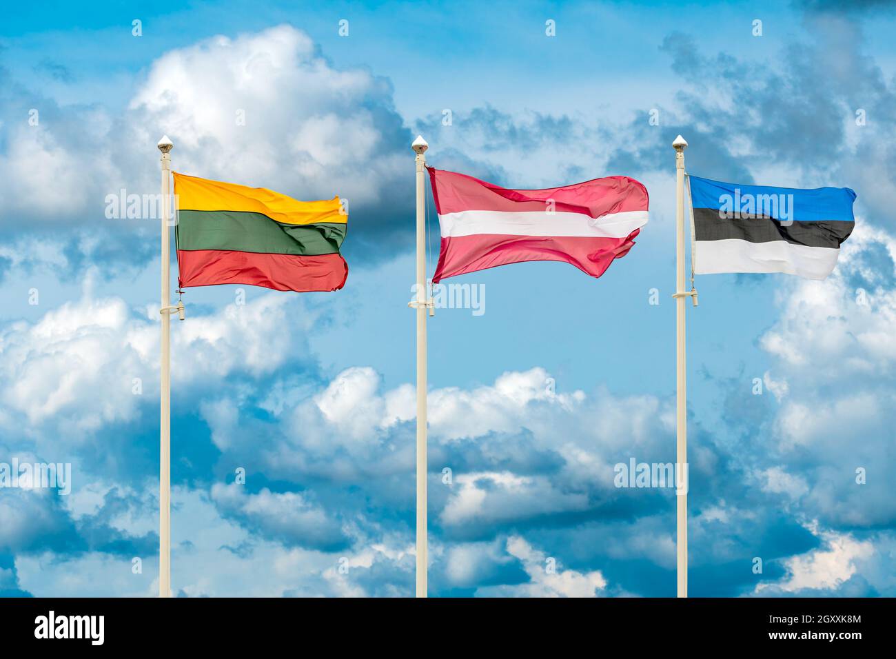 Bandiere della Lituania, della Lettonia e dell'Estonia. Bandiere degli Stati baltici che sventolano sullo sfondo del cielo Foto Stock