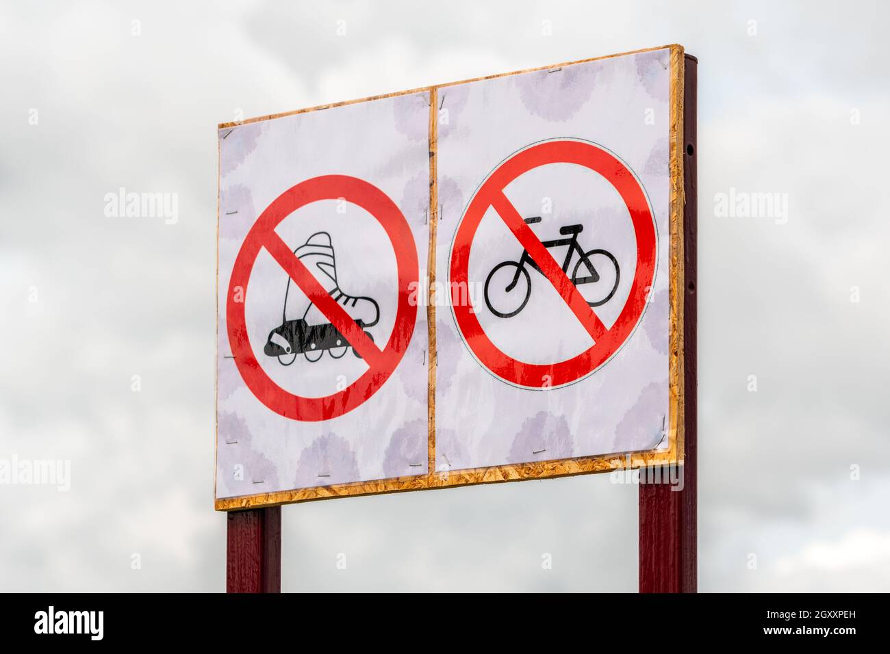 Nessun cartello con permesso di andare in bicicletta o di pattinare sullo sfondo del cielo piovoso Foto Stock