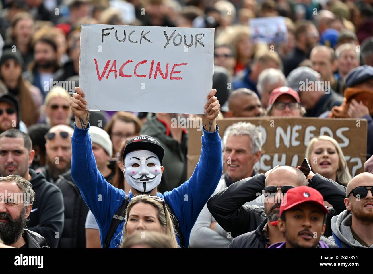 I manifestanti anti anti della vaccinazione hanno appesantito un cartello a Trafalgar Square a Londra il 26 settembre 2020. Foto Stock