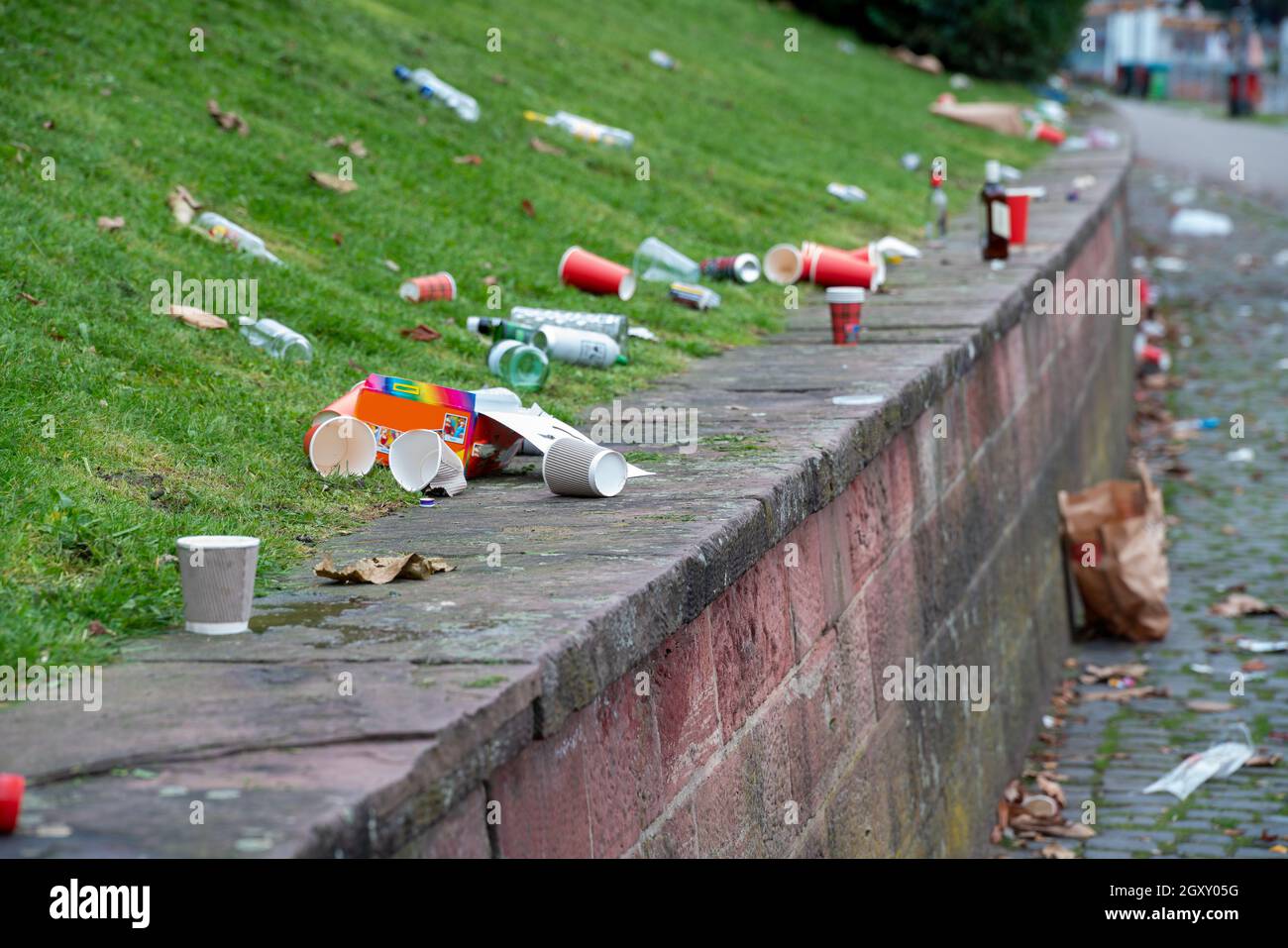 Spazzatura in città dopo eventi di massa - problema sociale delle città contemporanee Foto Stock