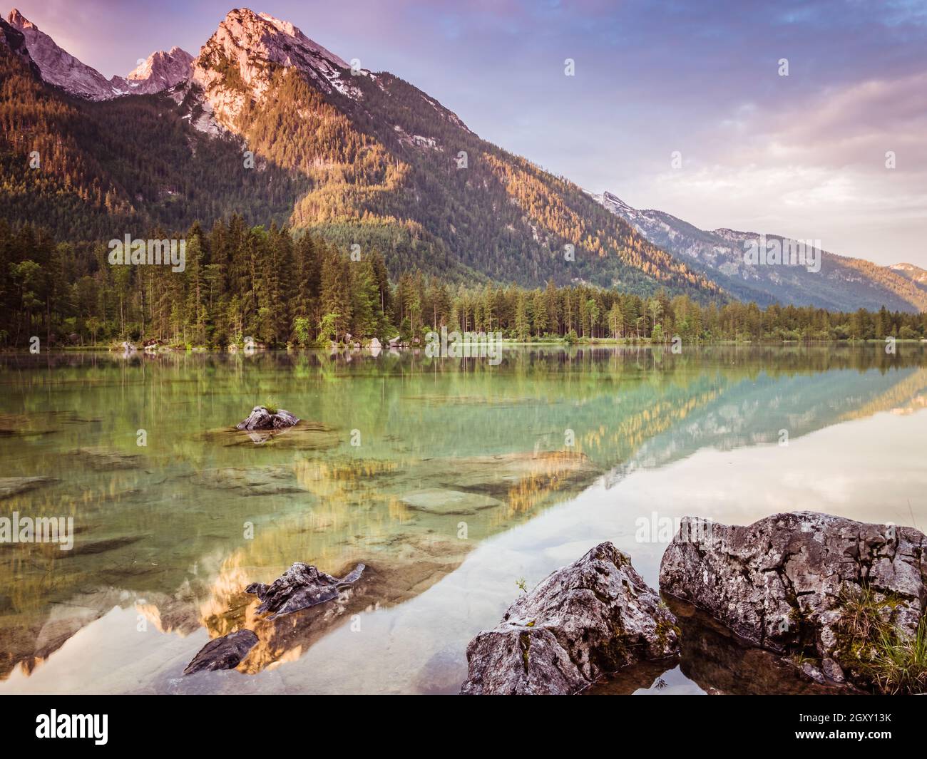 Vista del Hochkalter dall'Hintersee nelle Alpi Berchtesgaden Foto Stock