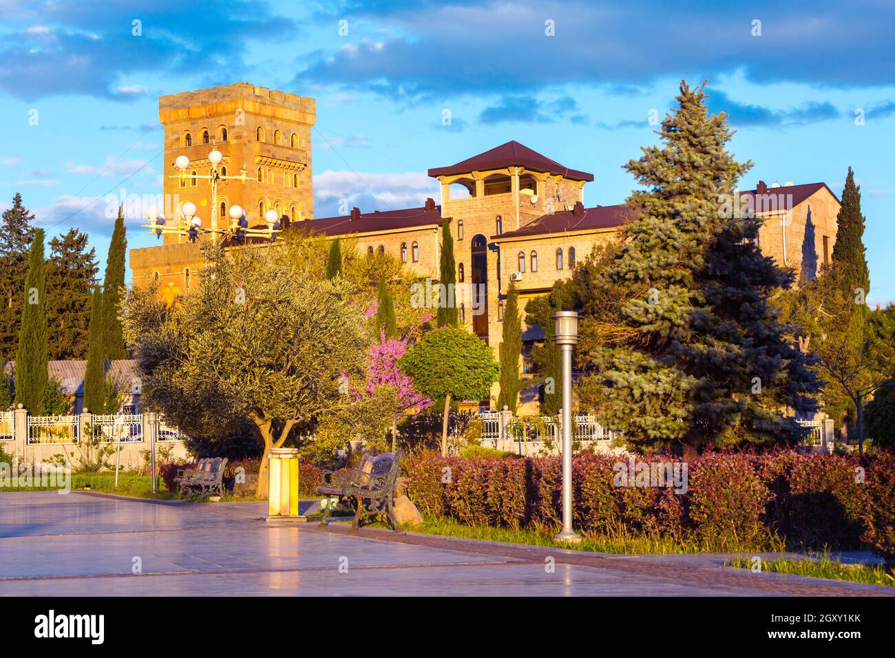 Cortile della chiesa della Santissima Trinità o Cattedrale di Sameba Tsminda al tramonto a Tbilisi, Georgia Foto Stock