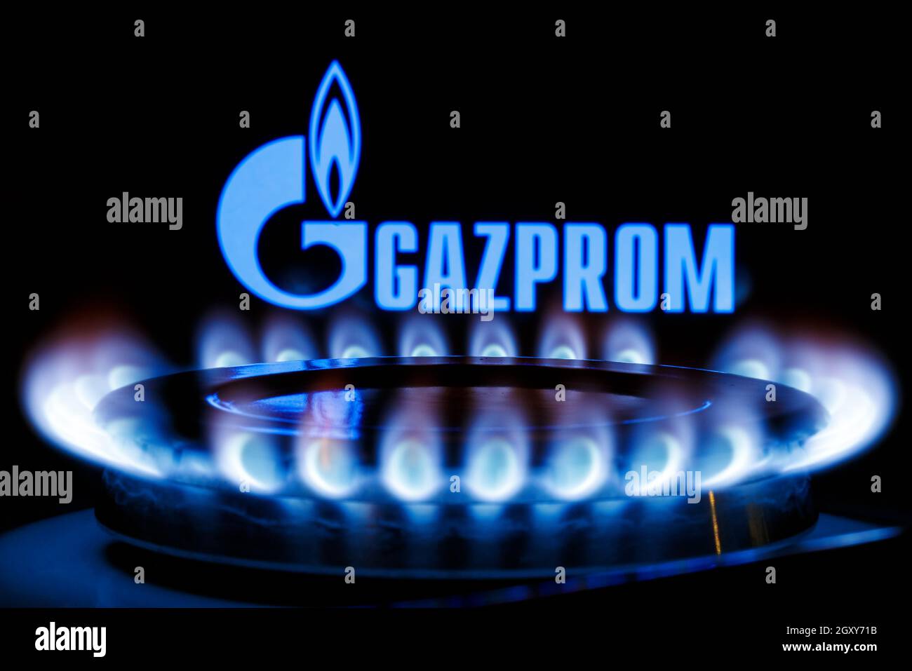 Gazprom è una multinazionale dell'energia a maggioranza russa di proprietà statale. Bruciatore a gas sullo sfondo del logo Gazprom. Foto Stock