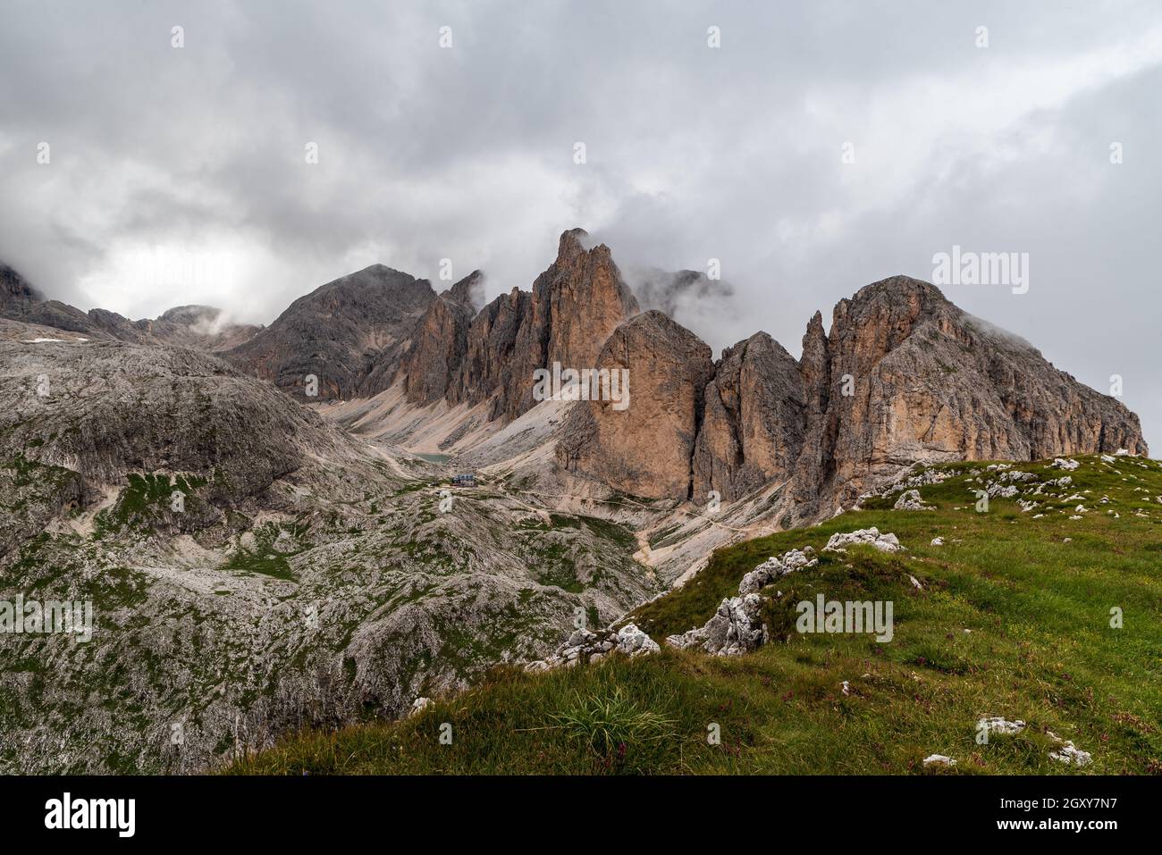 Vista dalla vetta del Mantel sopra il Rifugio Antermoia con Rifuo termoia, lago di Antermoia e cime delle Dolomiti in Italia Foto Stock