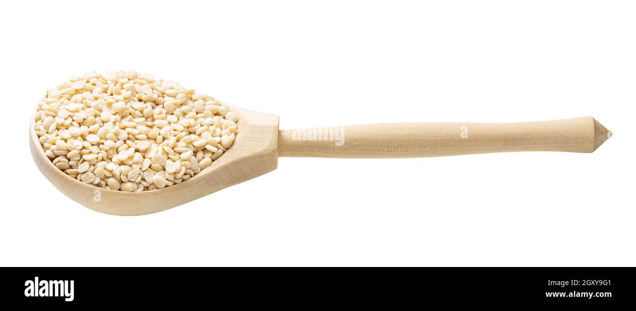 dal urad grezzo (grammo nero diviso) fagioli in cucchiaio di legno isolato su sfondo bianco Foto Stock
