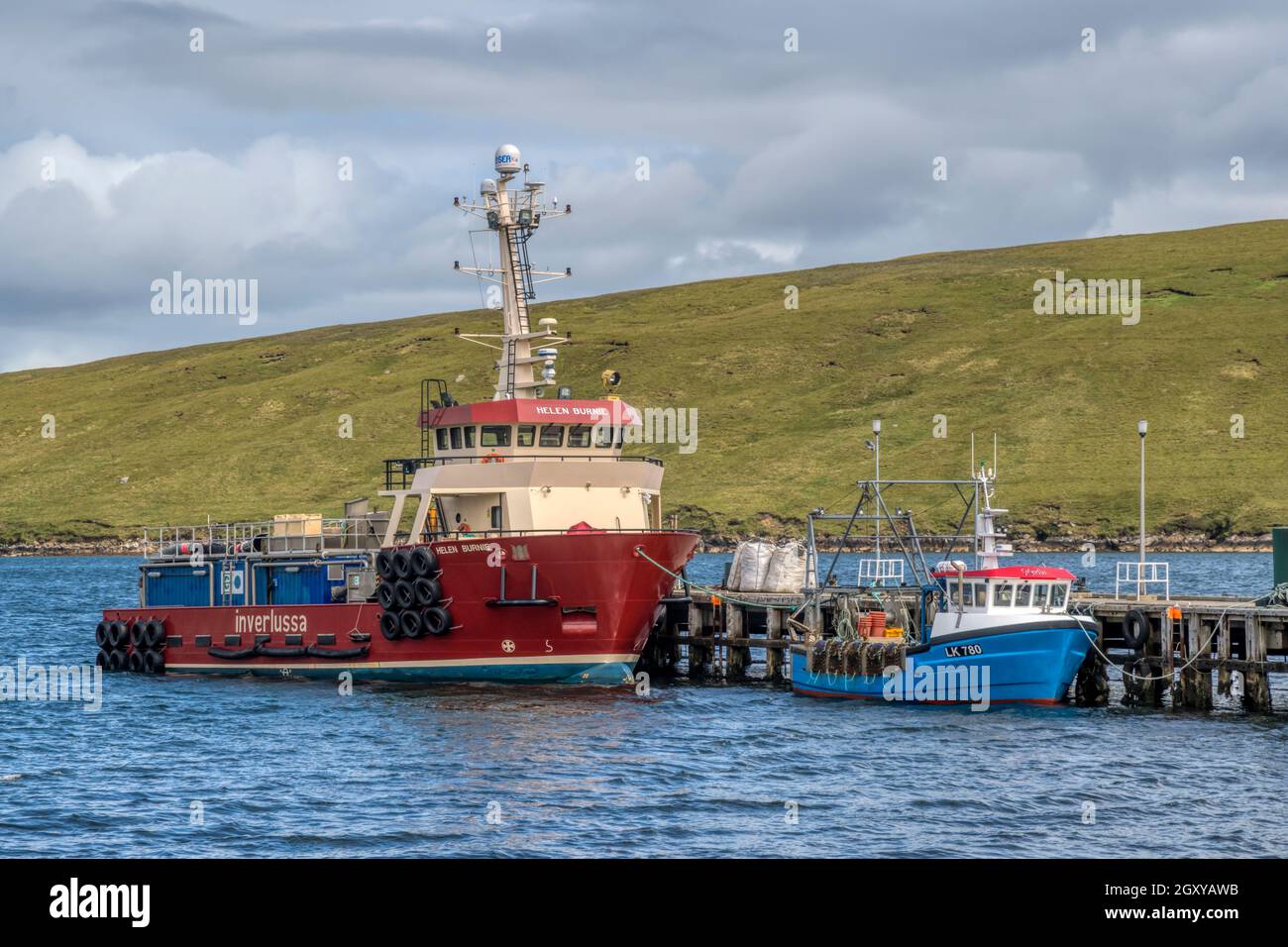 La nave Helen Burnie ormeggiata a Mid Yell, Shetland. Foto Stock