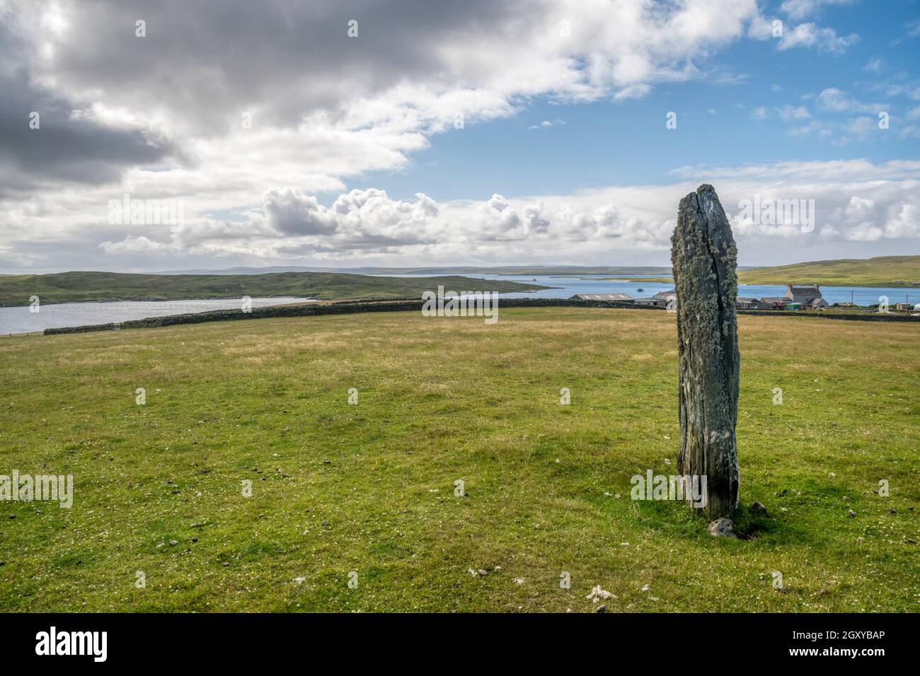 Clvocast in piedi pietra vicino Uyeasound su Unst, Shetland, si dice che segna il punto in cui il figlio del vichingo Harold Harfager è stato ucciso c900 d.C. Foto Stock