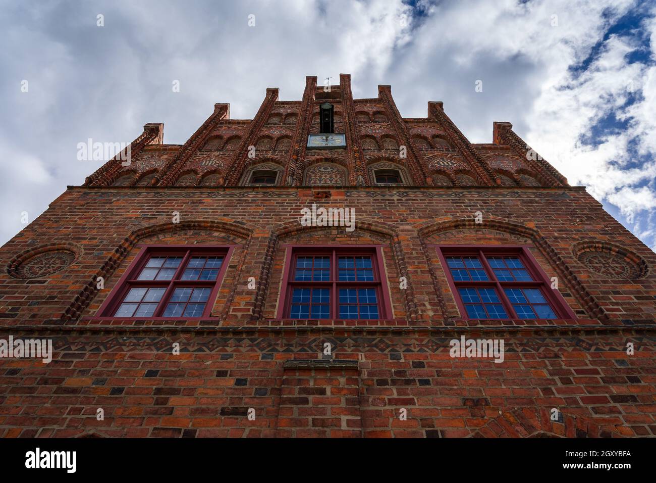 Bella facciata del municipio medievale. Juterbog è una città storica situata nel nord-est della Germania, nel distretto di Brandeburgo. Foto Stock