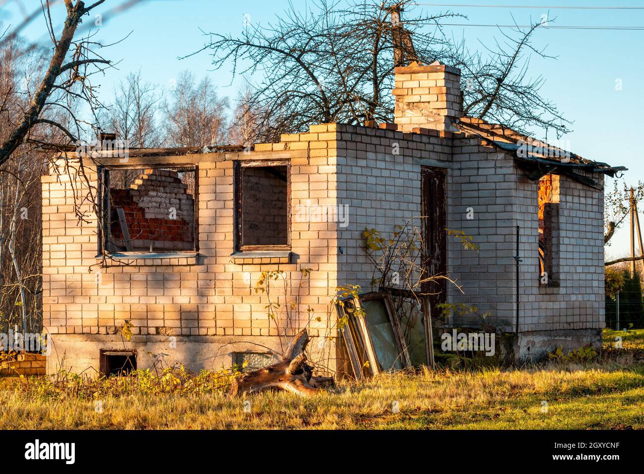 Immagine di una casa abbandonata bruciata. Casa dopo il fuoco. Tetto, pareti e interni distrutti. Foto Stock