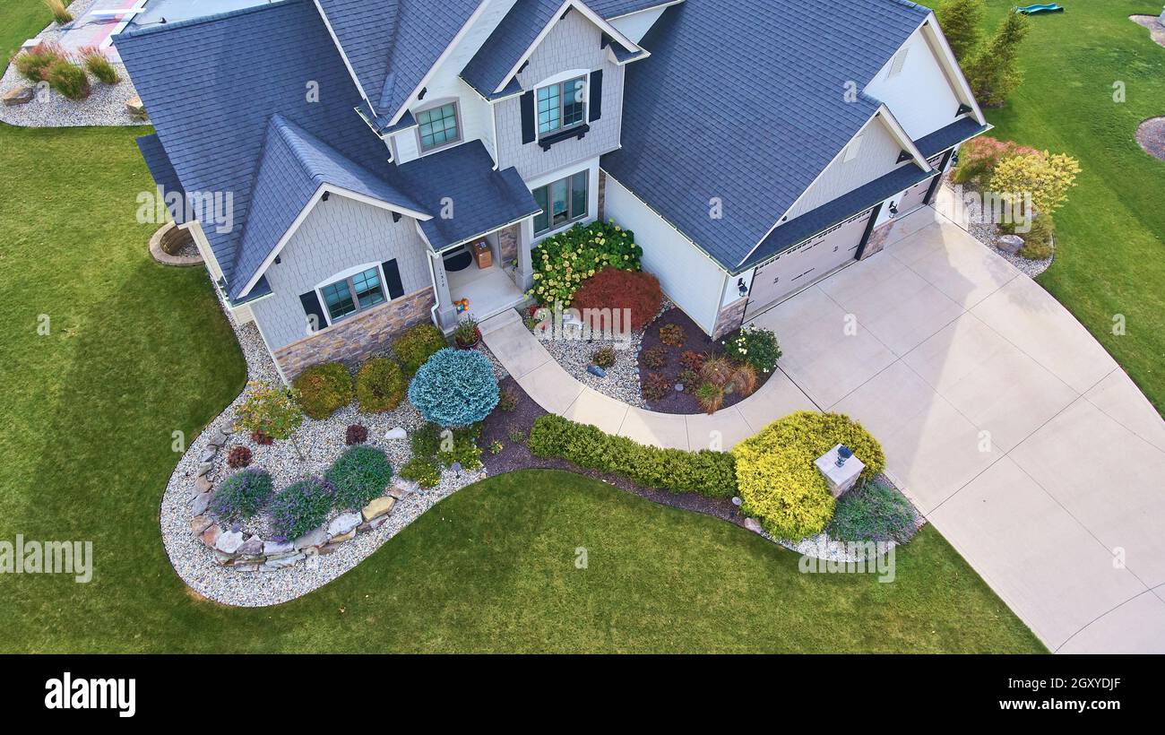 Vista dell'esterno della tradizionale casa americana con bellissimo paesaggio estivo Foto Stock