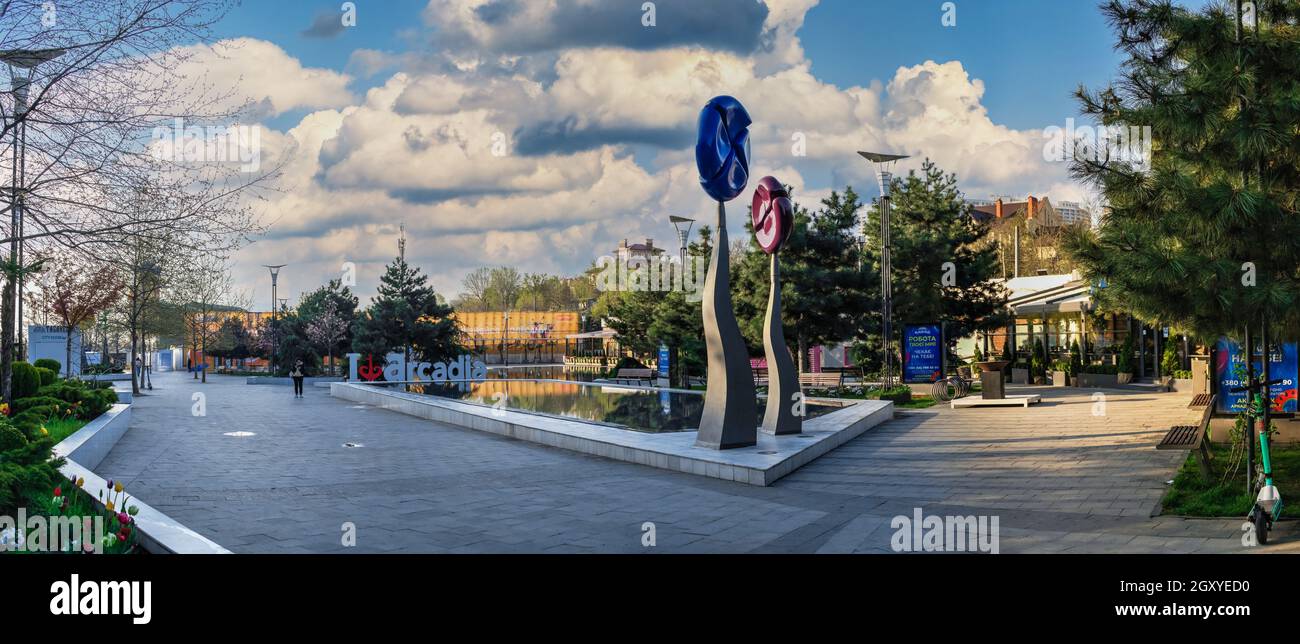 01.05.2021. Odessa, Ucraina. Vicolo a piedi nella località di Arcadia di Odessa, Ucraina, in una mattina nuvolosa primavera Foto Stock