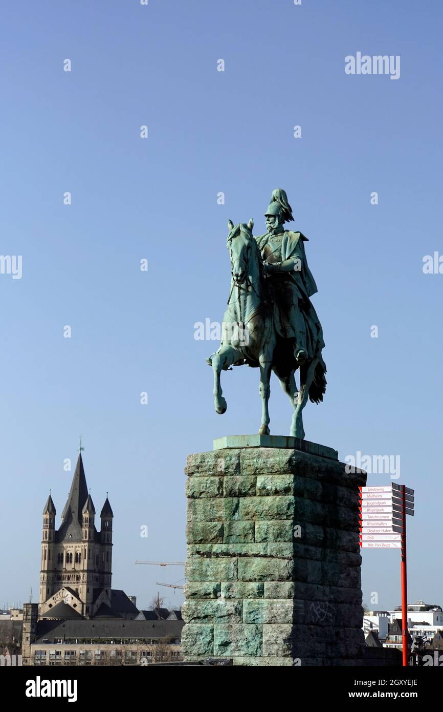 Reiterstandbild Kaiser Wilhelm I., Links dahinter der Kirchturm der romanischen Basilika Gross St. Martin, Deutschland, Nordrhein-Westfalen, Köln-Deu Foto Stock