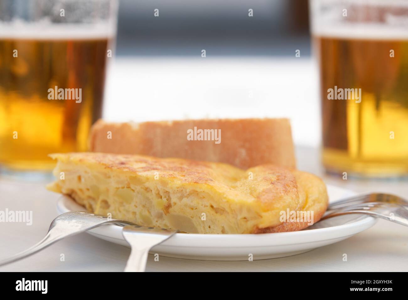 Pezzo di frittata spagnola e birre. Foto Stock